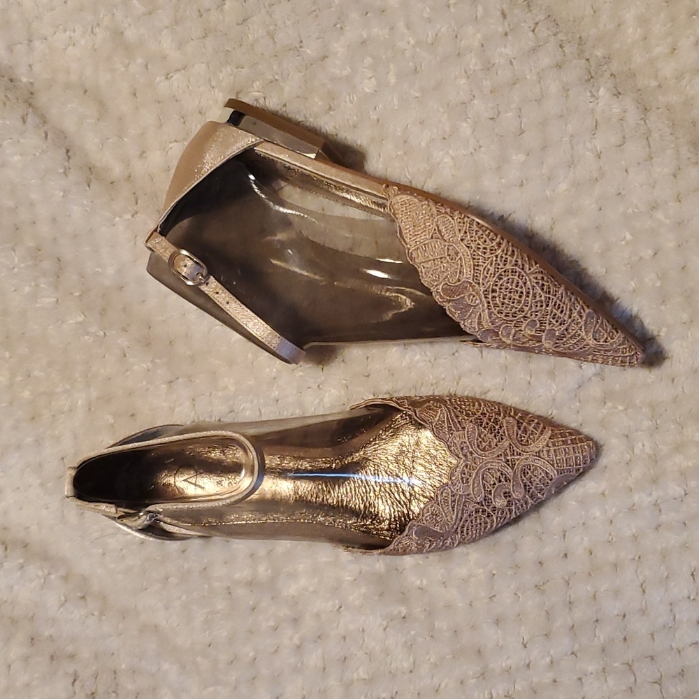 Adrianna Papell Attalie flat sandals, blush lace, gold buckle, size 5.5